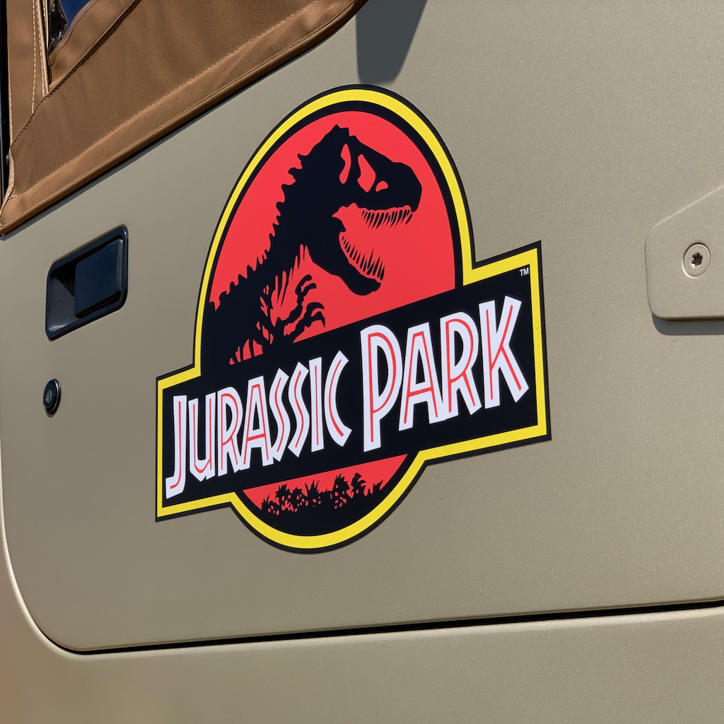 Das Logo des „Jurassic Park“ auf der Seitentüre eines Jeep Wrangler Sahara von 1993